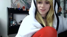 amateur blonde solo webcam