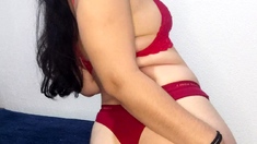 Debora Mendes brinca de tirar a roupa e quase mostra tudo