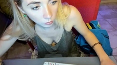 Amateur Webcam Cute Teen Plays Solo with Big Dildo